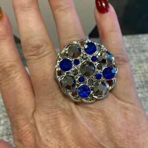 Ring NWOT fashion jewelry stretchy 7-8 size silver color